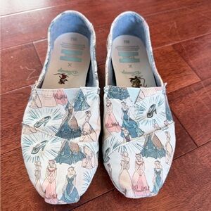 Disney x TOMS Cinderella print canvas slip-on shoes Women’s 8.5